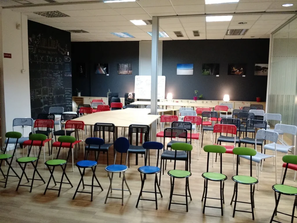 Via lab espacio coworking valladolid sala de reuniones
